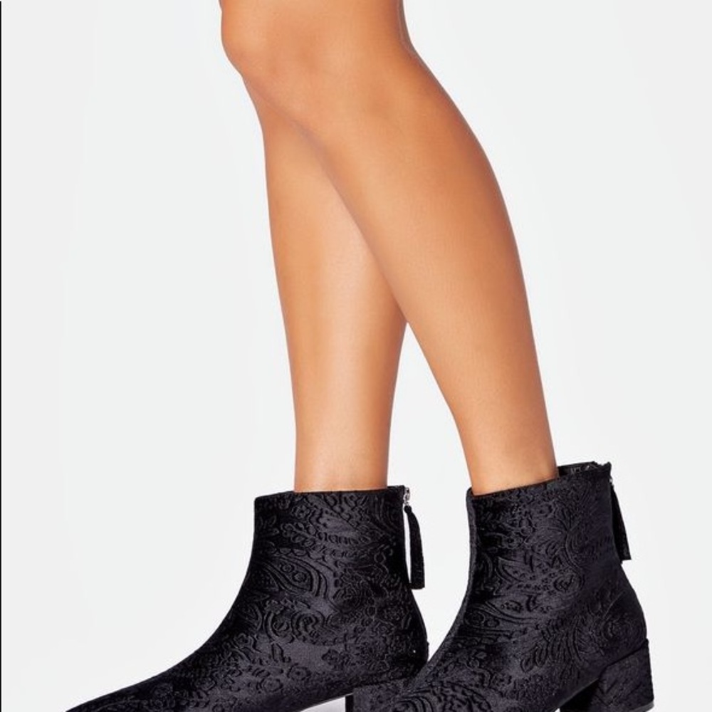 JustFab Black Embossed Malinda Booties NWOB Size 6